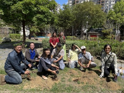 臺灣原生杜鵑綻風城 長官來賓種植金毛杜鵑(林業保育署新竹分署提供)